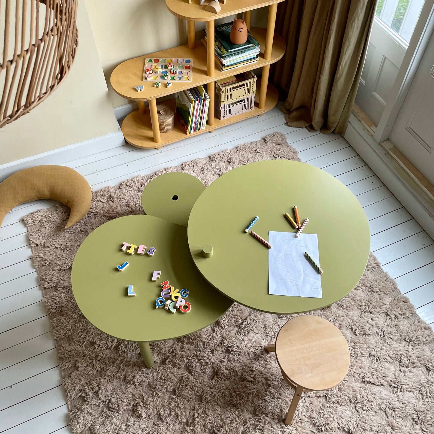 Isle desk