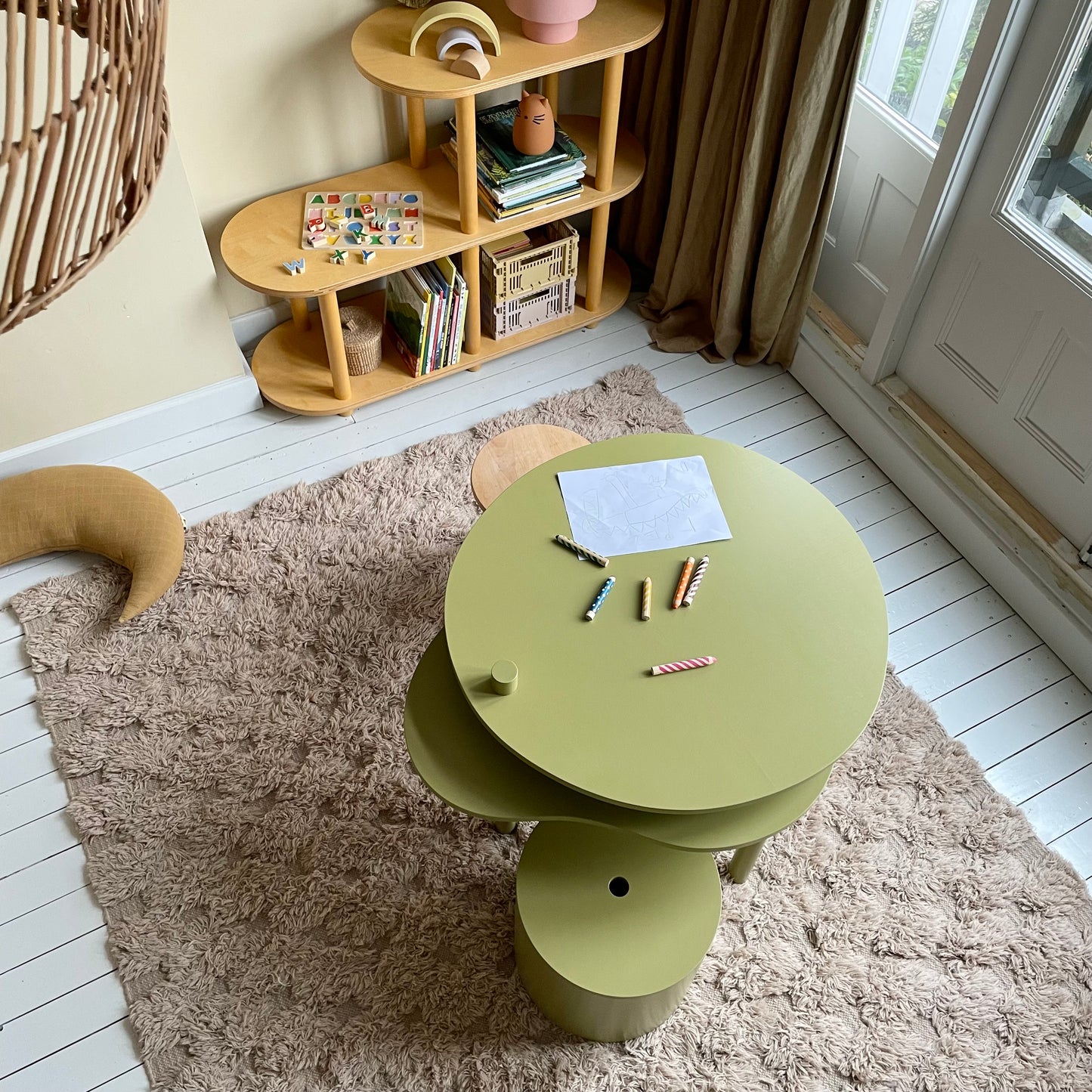 Isle desk
