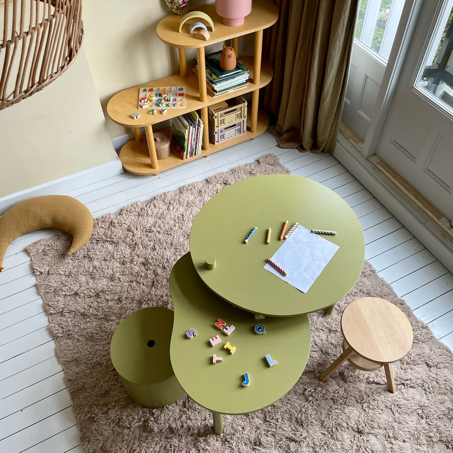 Isle desk