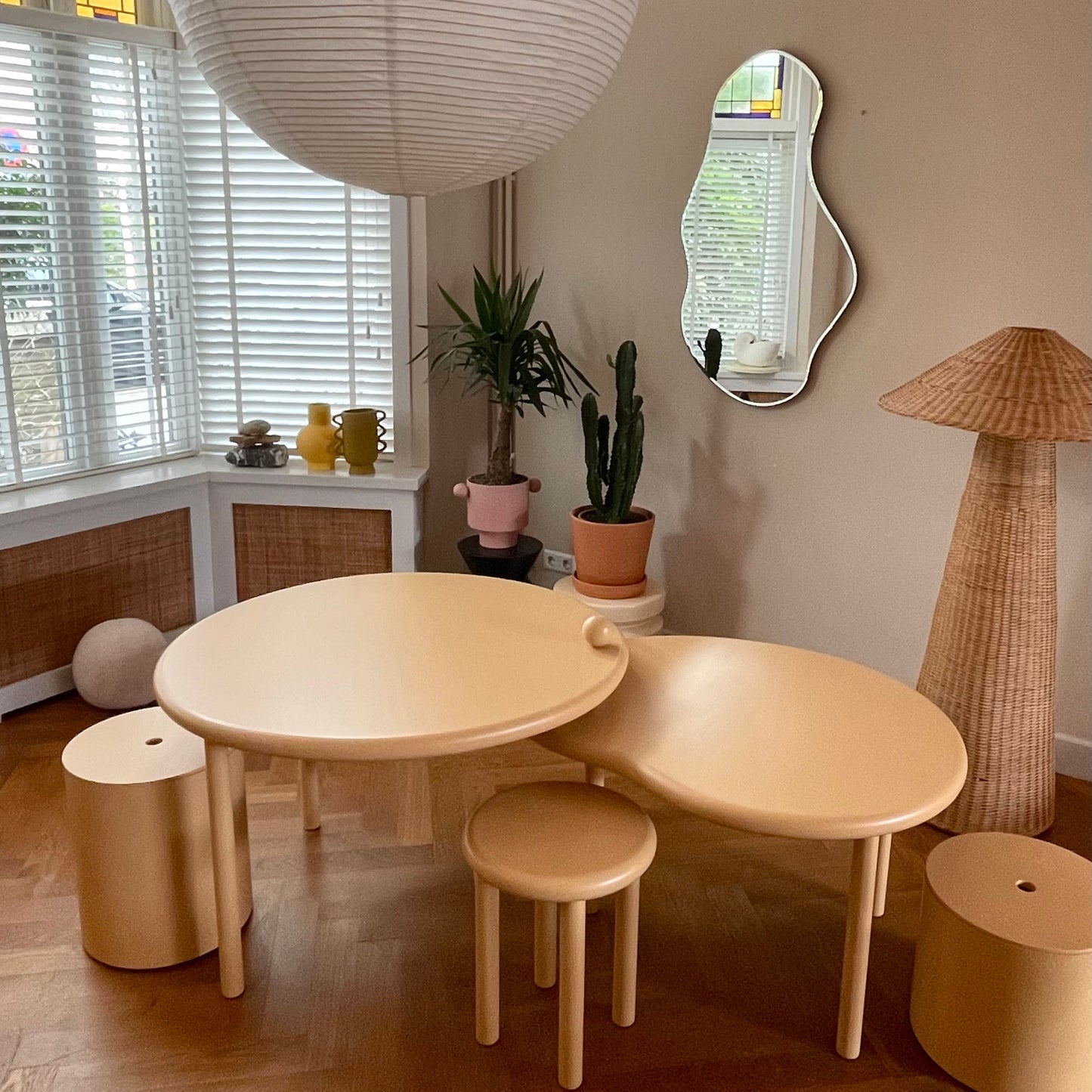 Isle desk