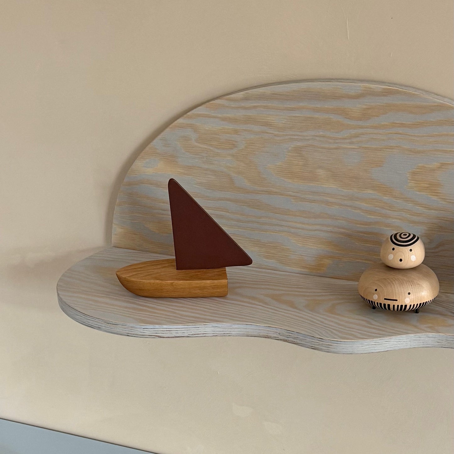 Ripple shelf